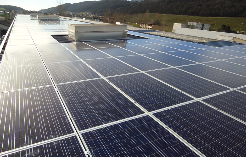 La station photovoltaïque sur les toitures de la halle de sciage à Cressier a une surface totale de 1069 m² et contient 650 panneaux